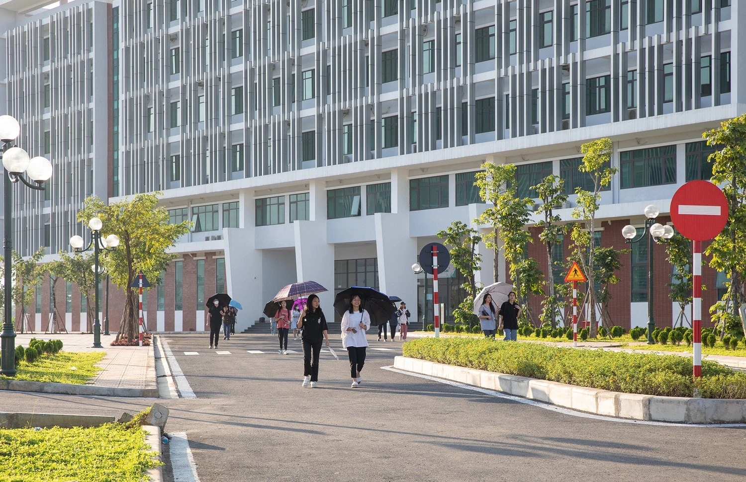 Sinh viên đi trong khuôn viên tổ hợp VNU tại Hòa Lạc bên tòa nhà giảng đường