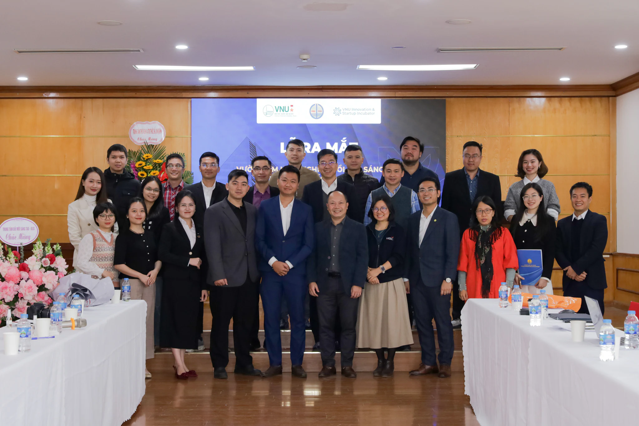 Đại biểu chụp ảnh lưu niệm tại Lễ ra mắt Vườn ươm Khởi nghiệp Đổi mới sáng tạo VNU (VISI)